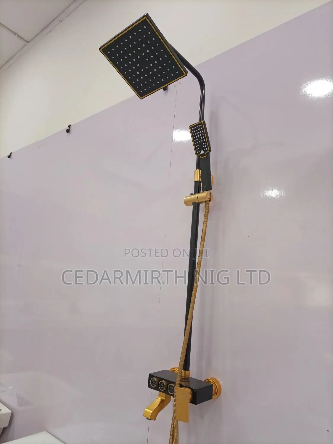 UN Black Standing Shower