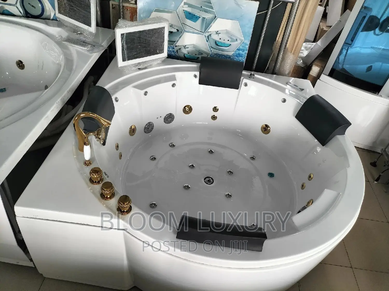 Round Jacuzzi Bathtub