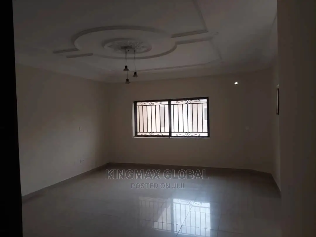 3bdrm Apartment in Gwarinpa Estate Off for sale