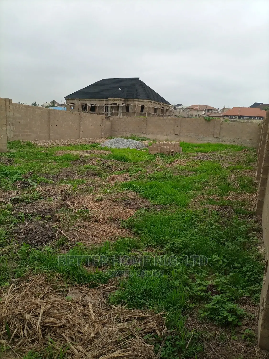 Plot of Land for Sale in an Estate With Relevant Documents