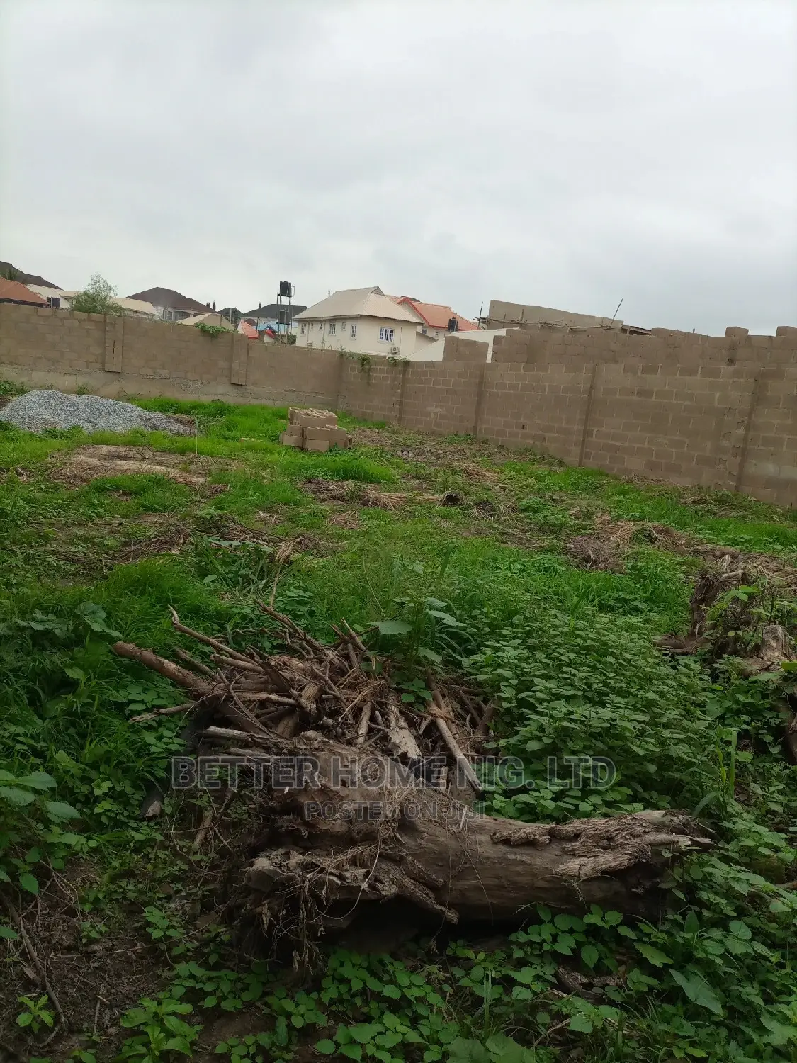 Plot of Land for Sale in an Estate With Relevant Documents