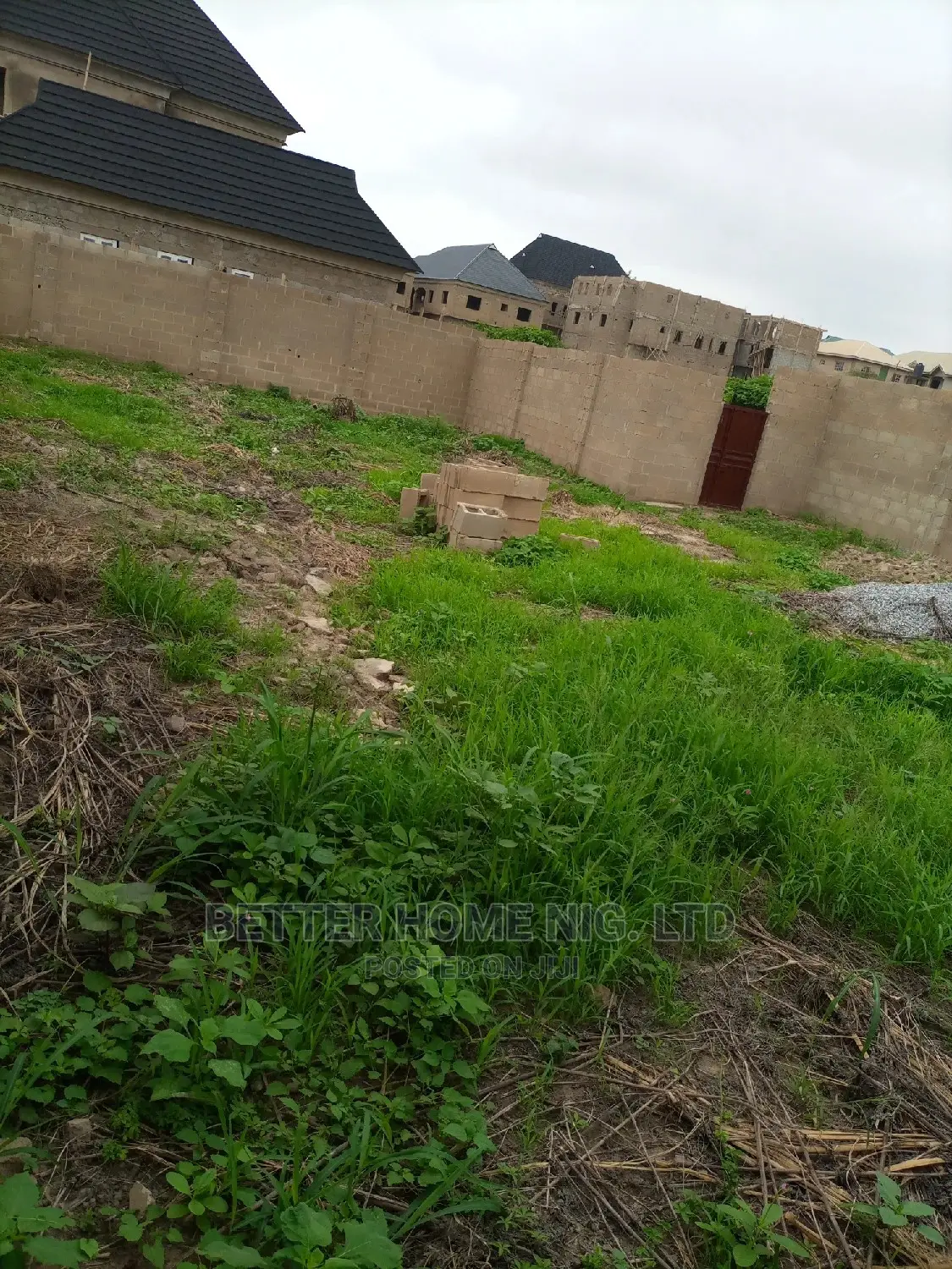 Plot of Land for Sale in an Estate With Relevant Documents