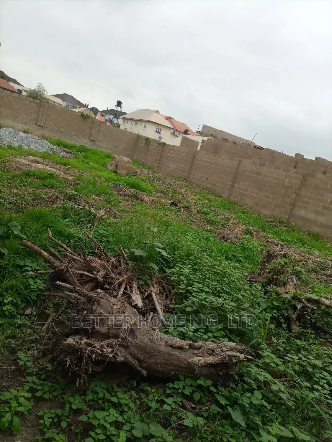 Plot of Land for Sale in an Estate With Relevant Documents