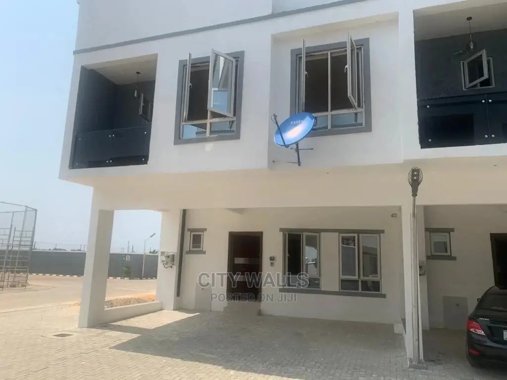 4bdrm Townhouse / Terrace in Victoria Crest, Chevron for rent