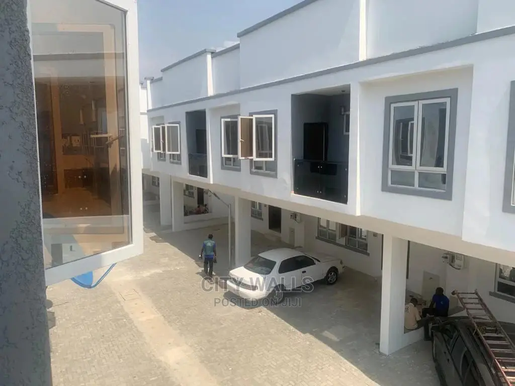 4bdrm Townhouse / Terrace in Victoria Crest, Chevron for rent