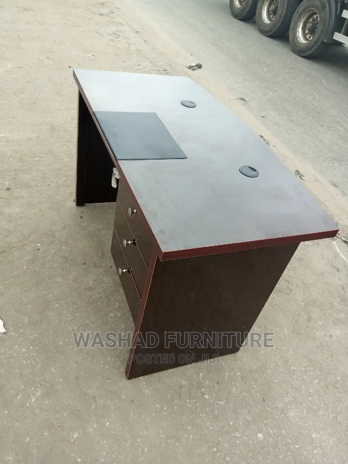 Modern Executive Wooden Office Table With Drawers.