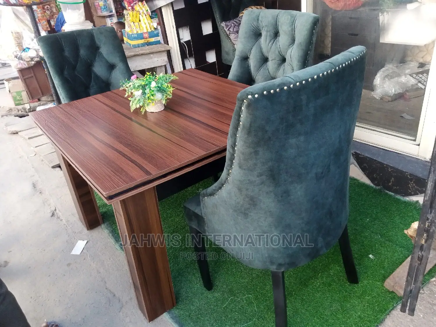 Tastefully Furnished 4.Sitter Dining Table