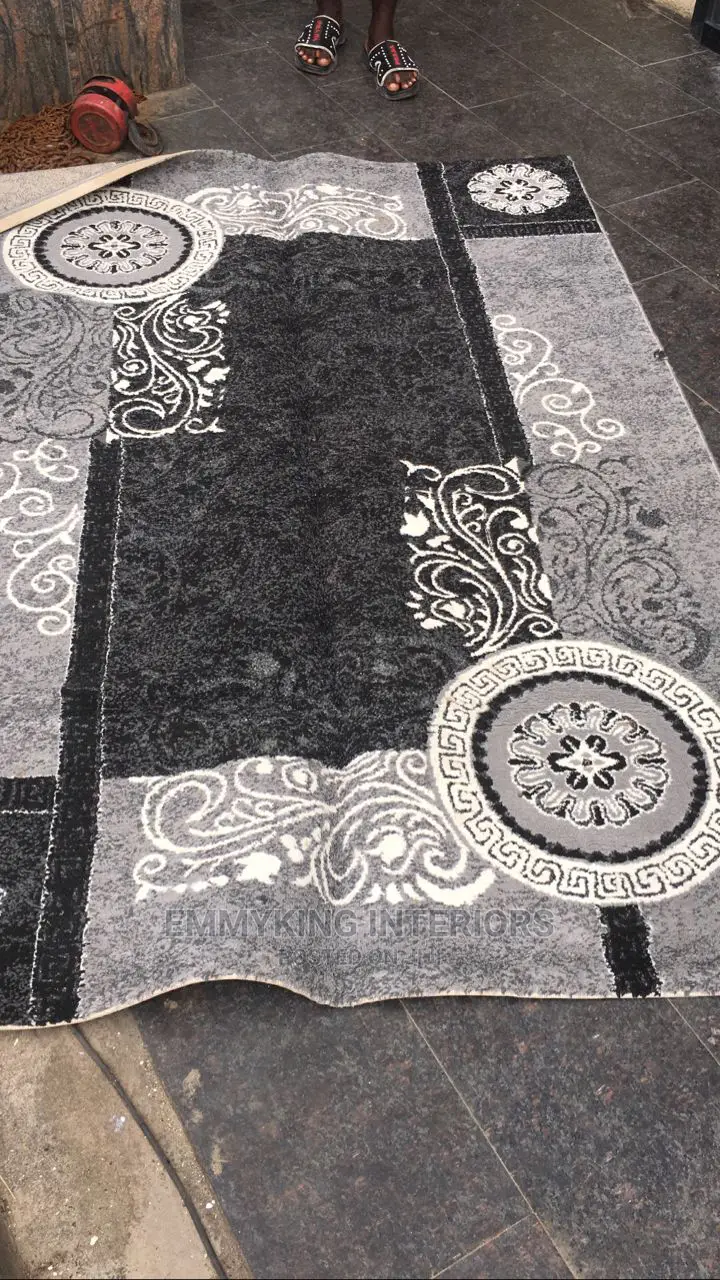 Quality Living Room 5ft by 7ft Center Rug.