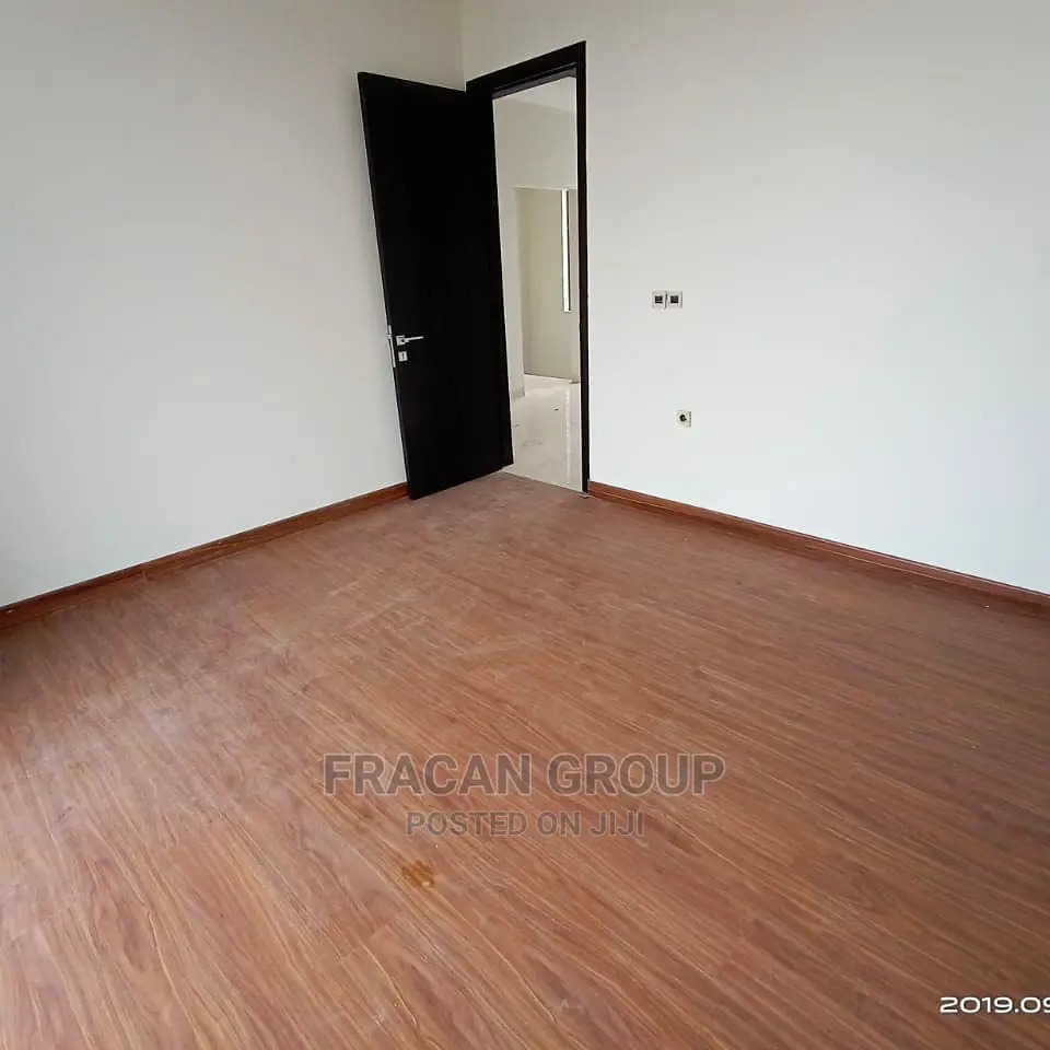 Premium Quality Vinly PVC Wood-Like Floor. Can Be Reused