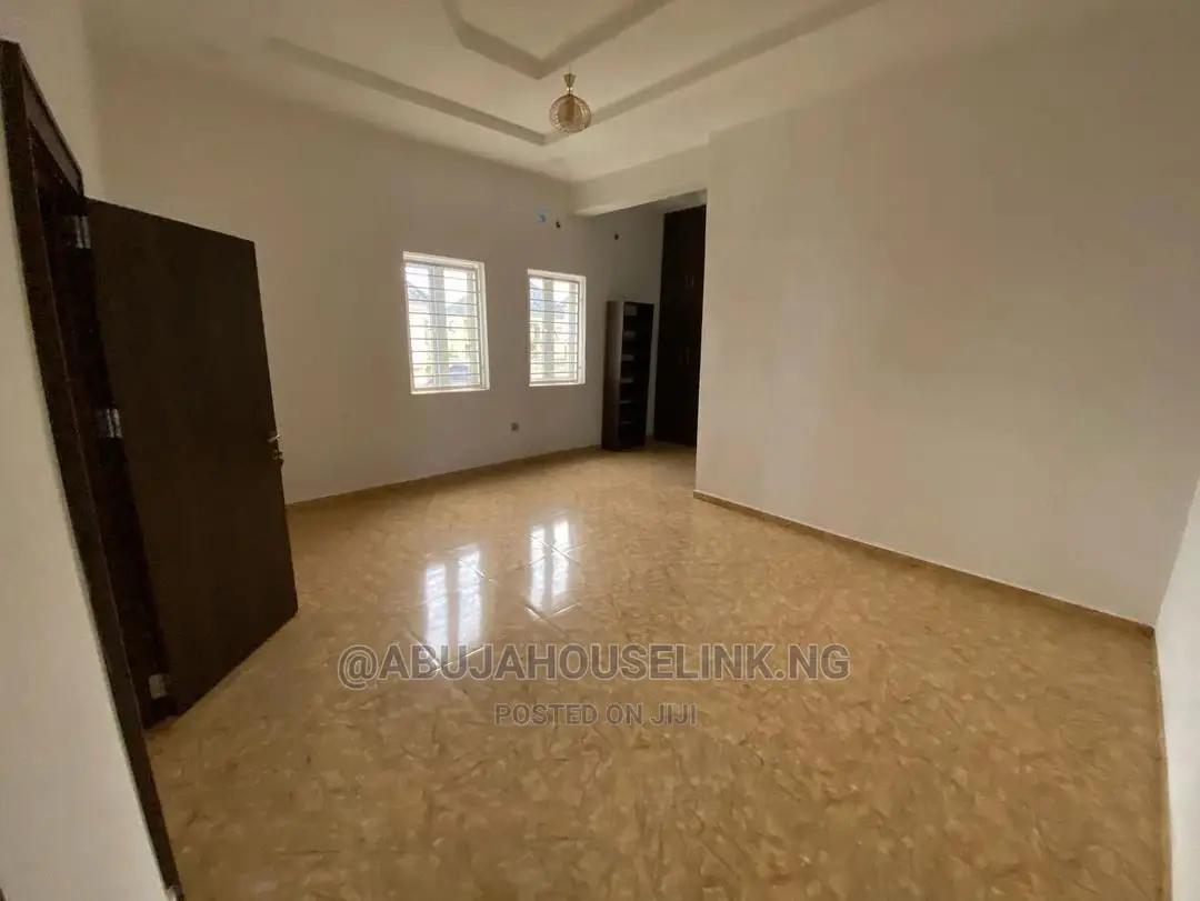 5bdrm Duplex in Efab Metropolis for sale