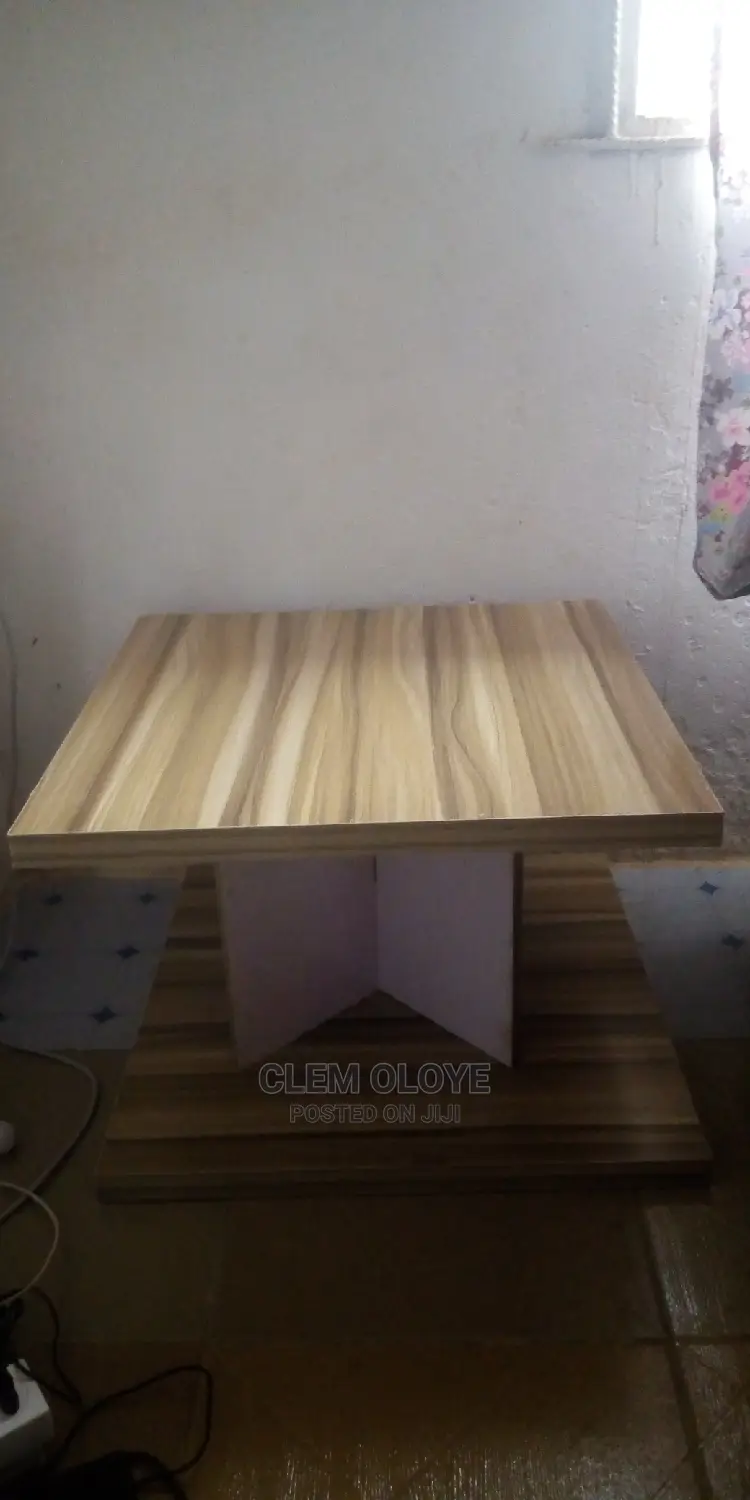 Center Table (24/24 Inches)