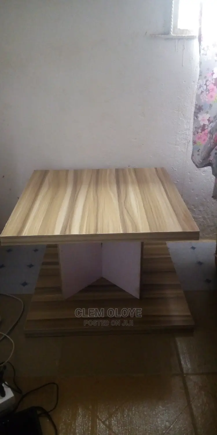 Center Table (24/24 Inches)