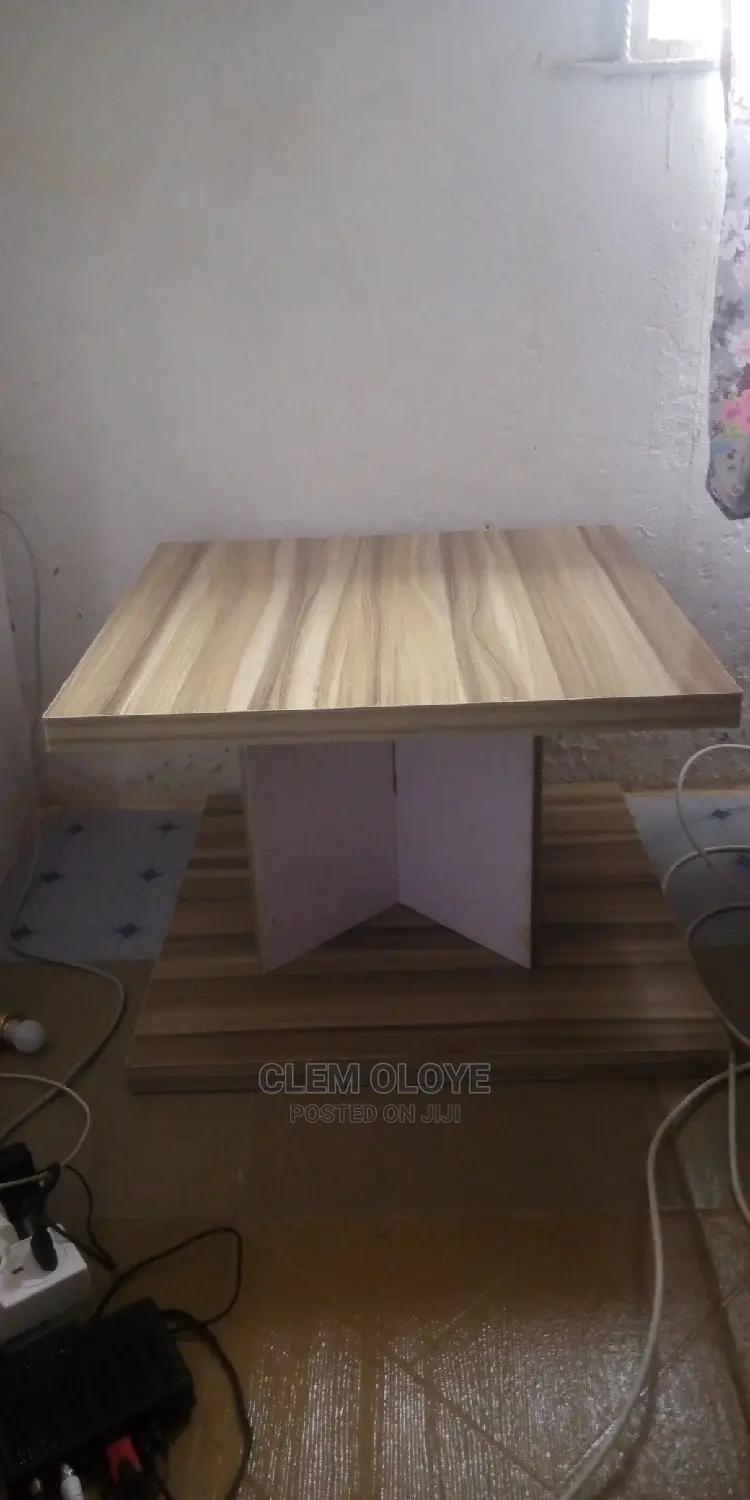 Center Table (24/24 Inches)