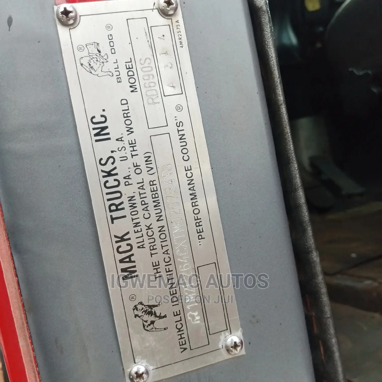 2004 Rd Mack Truck Head.
