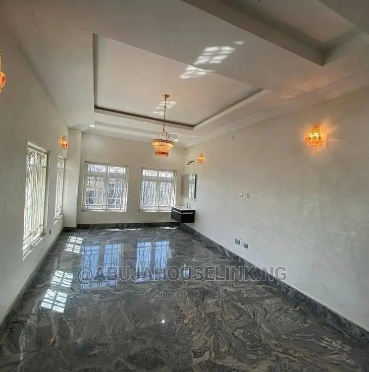 3bdrm Bungalow in Efab Queens Estate for sale