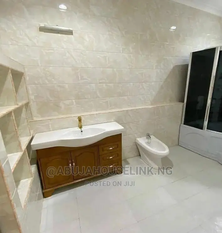 3bdrm Bungalow in Efab Queens Estate for sale