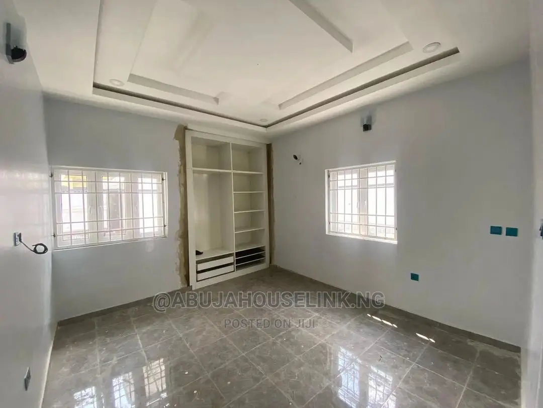 3bdrm Bungalow in Efab Queens Estate for sale