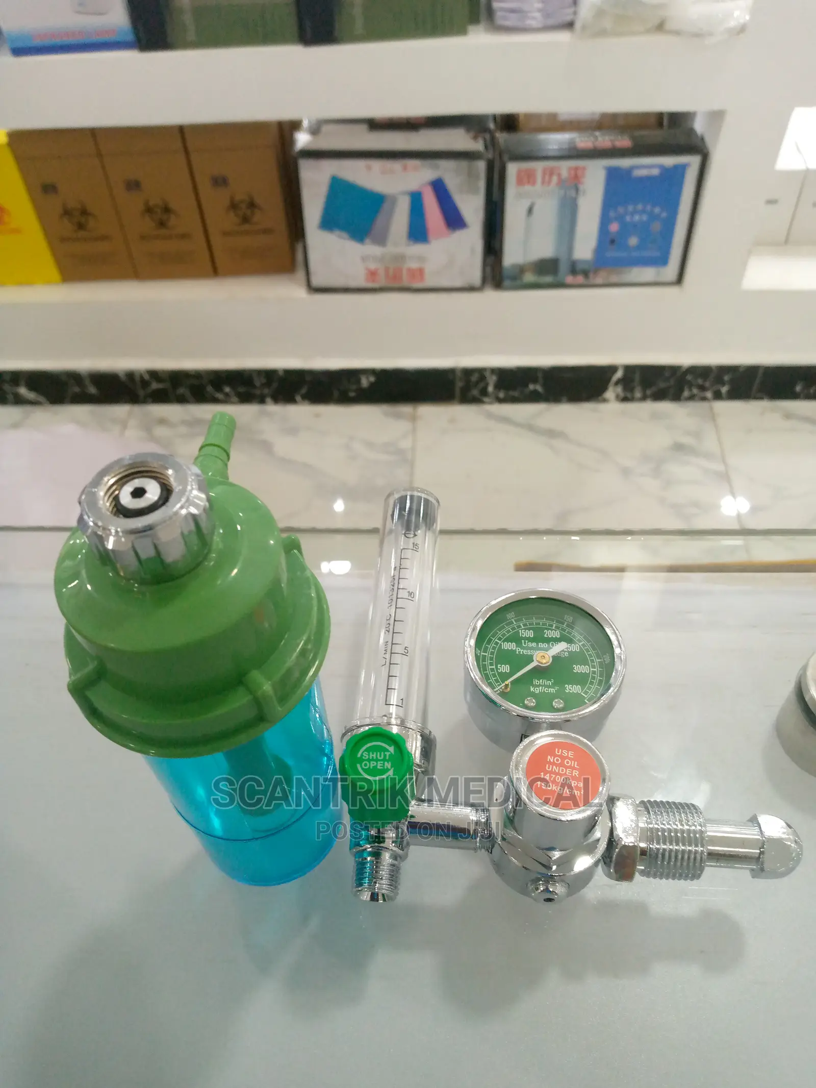 Oxygen Regulator With Humidifier Bottle