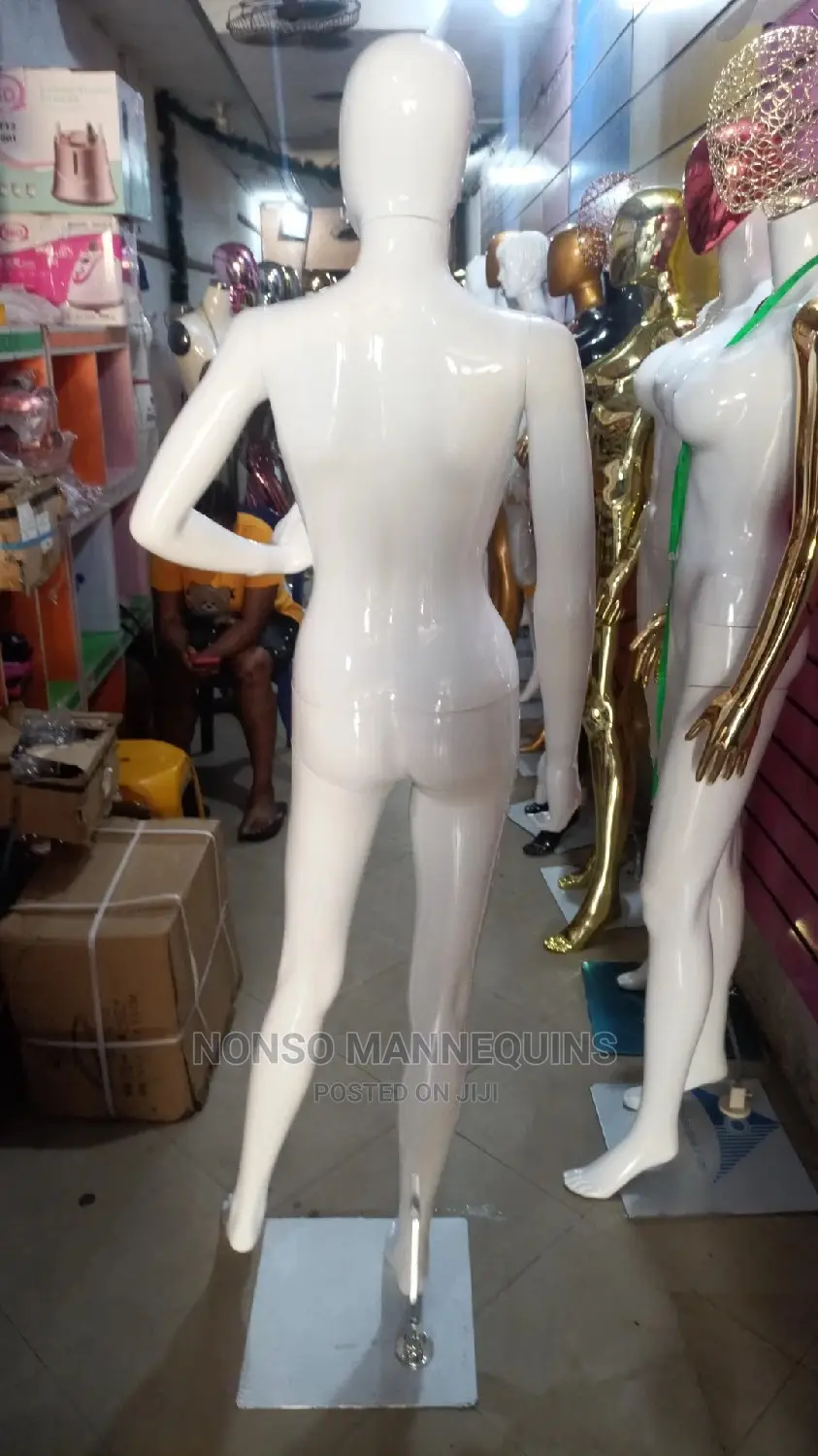 Glossy White Faceless White Female MANNEQUIN