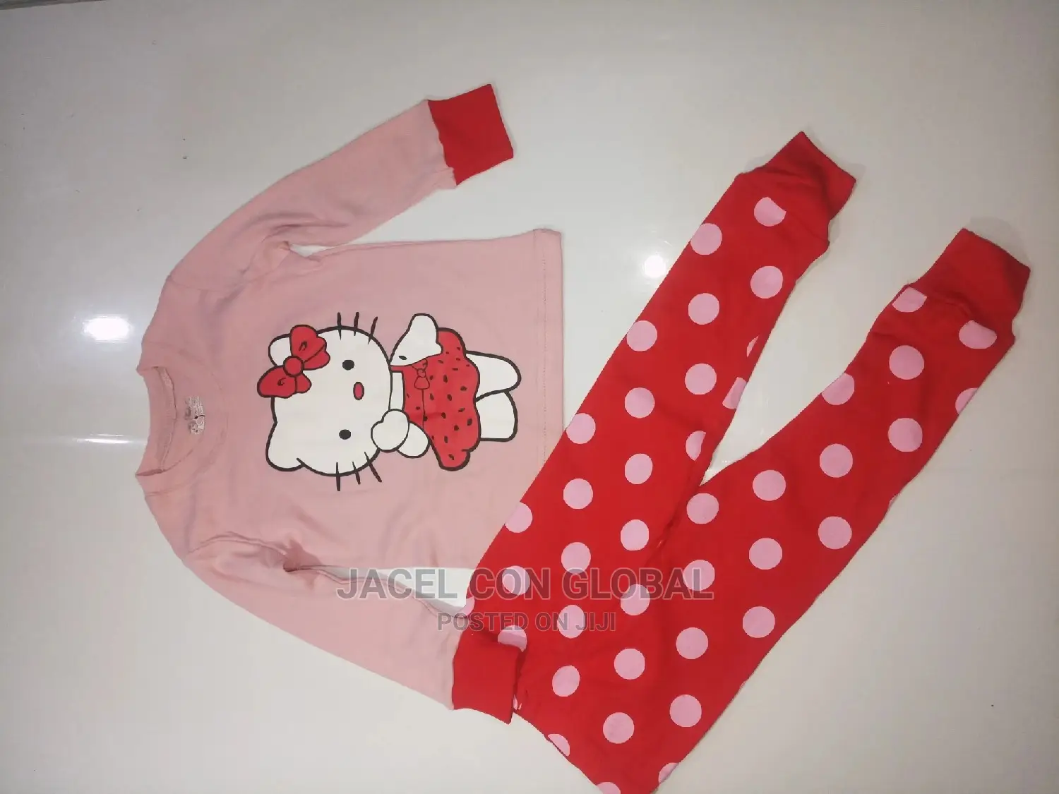 Hello Kitty Pyjamas / Lounge Wear / Sleepwear (2 - 6yrs)