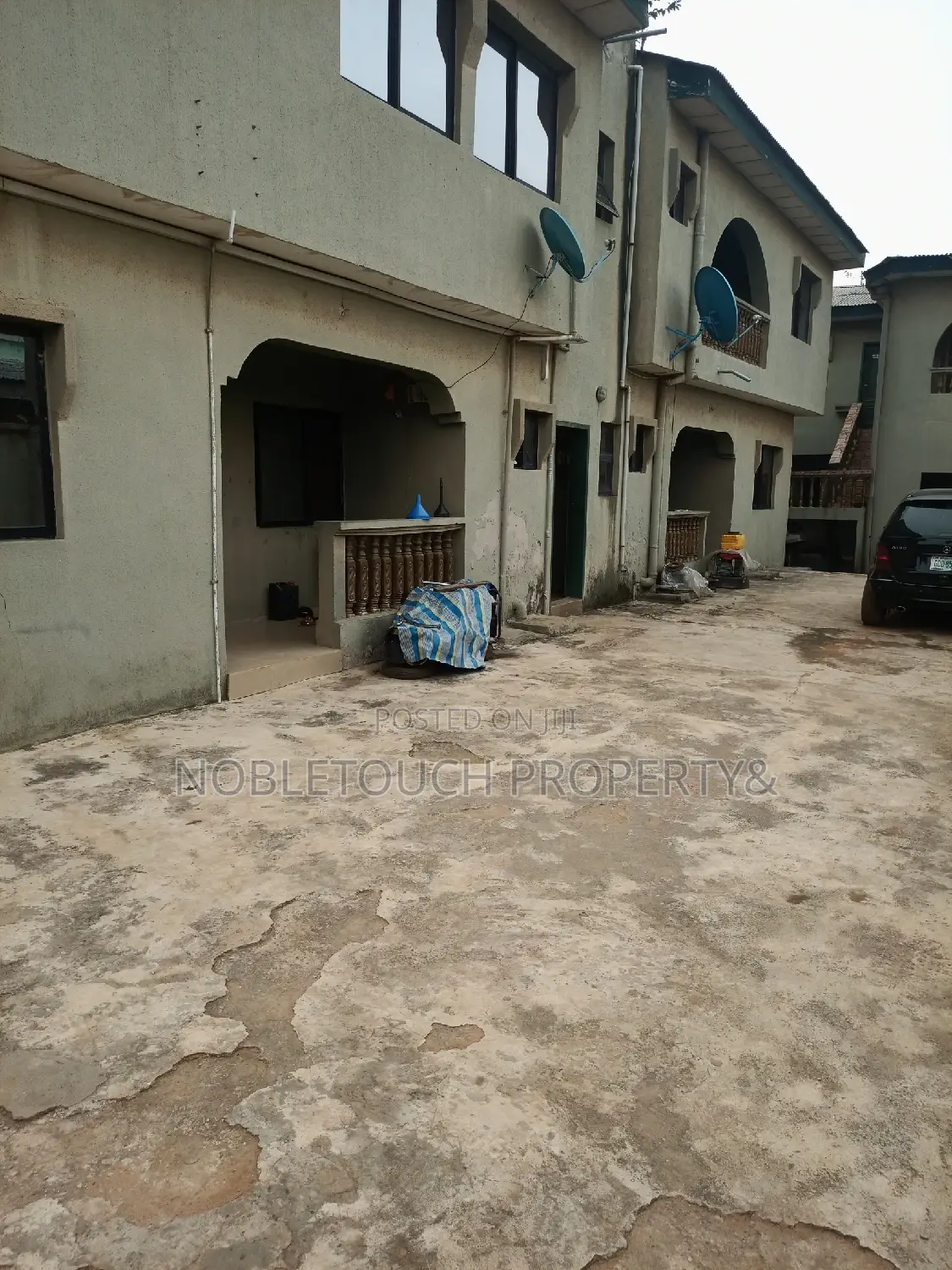 3bdrm Block of Flats in Alagbada Bus Stop for sale
