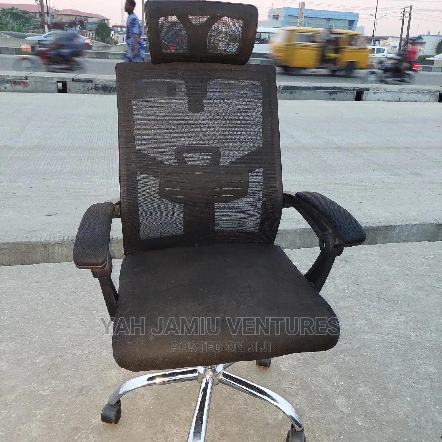 Quality Executive Swivel Office Mesh Chair.