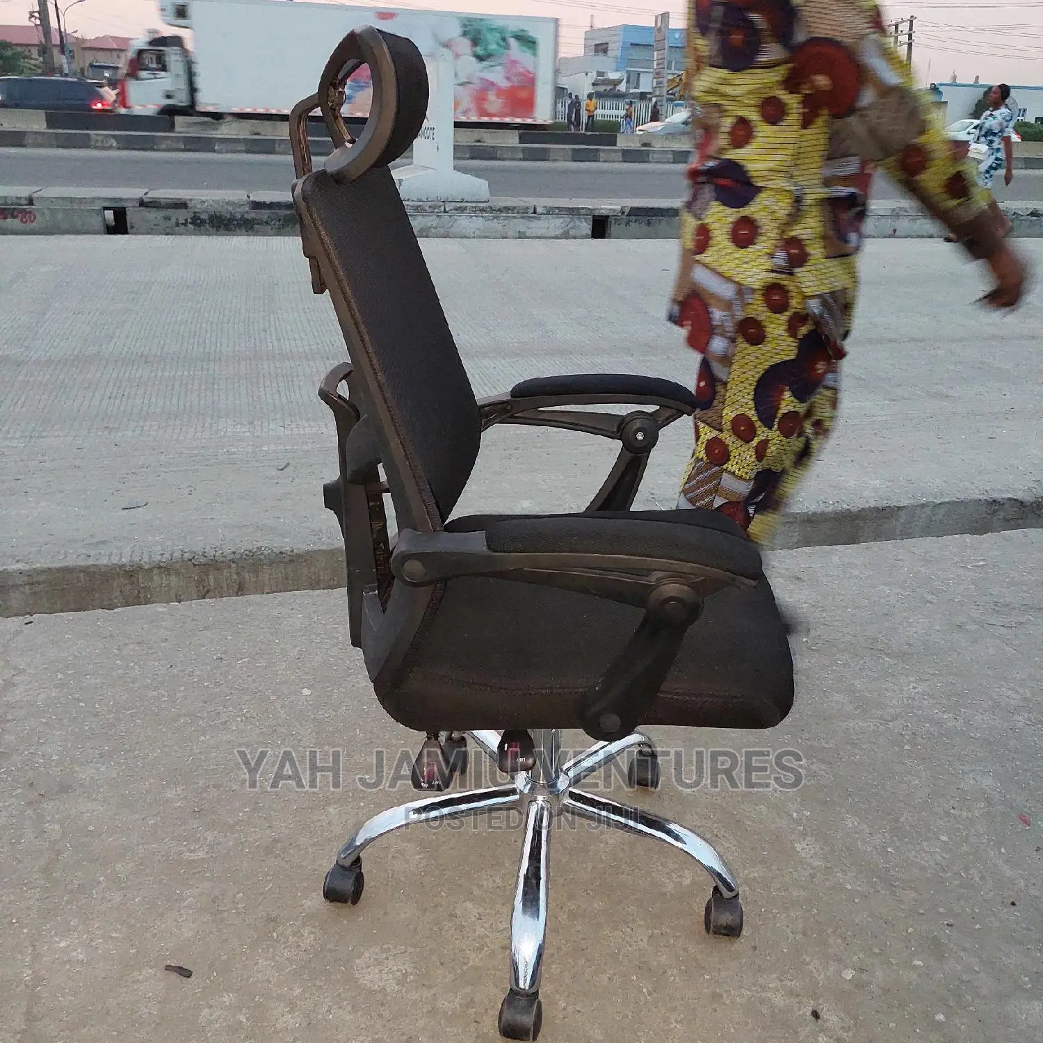 Quality Executive Swivel Office Mesh Chair.