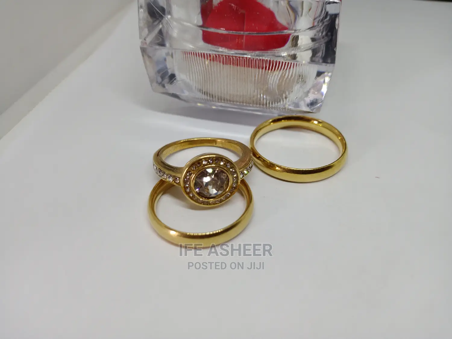 Couples Set Of Wedding Ring Inside A Box 003 - Gold