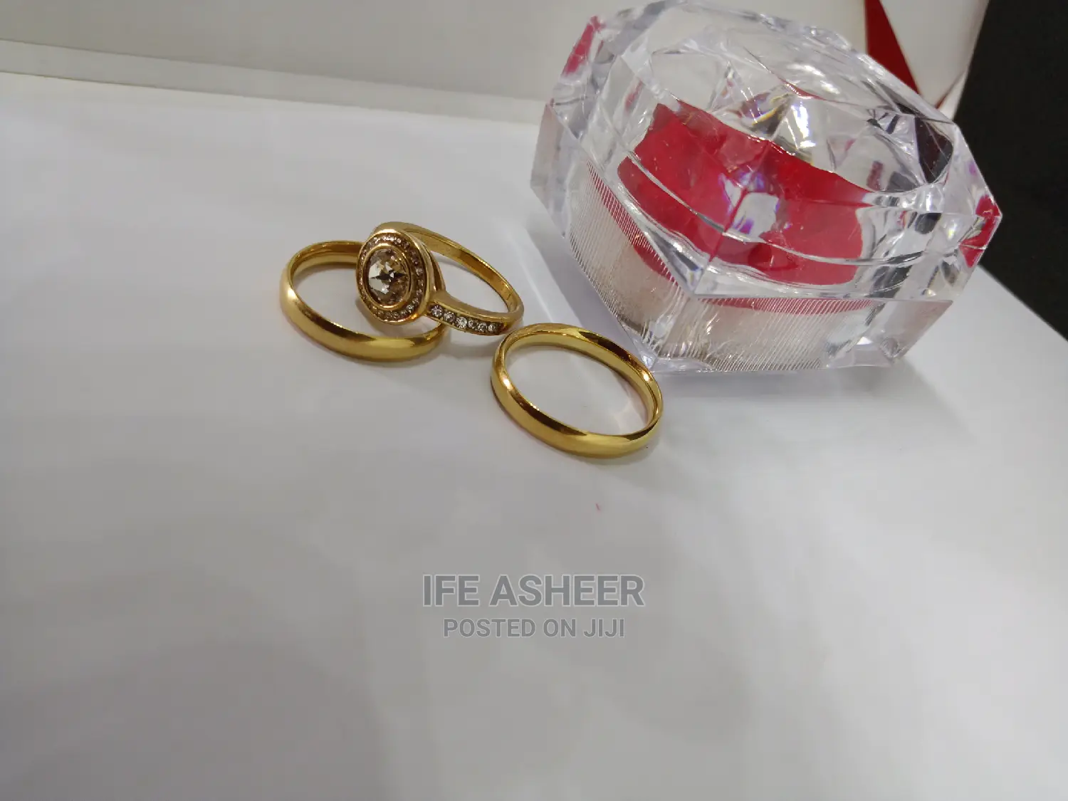 Couples Set Of Wedding Ring Inside A Box 003 - Gold