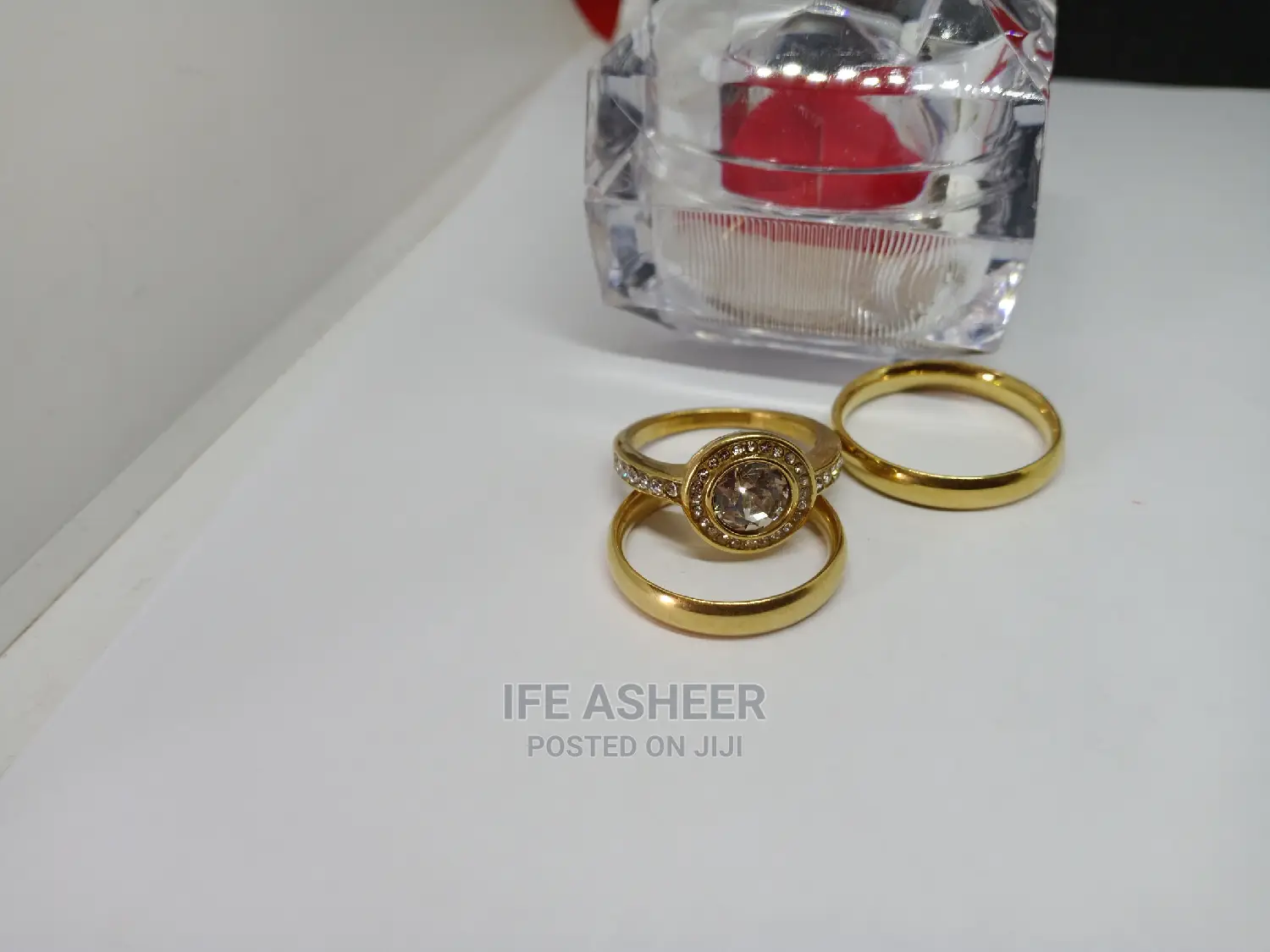 Couples Set Of Wedding Ring Inside A Box 003 - Gold
