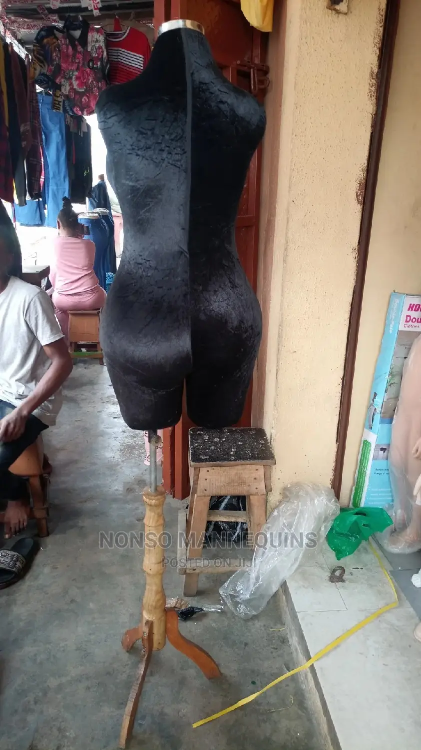 Big Hips Female Pinnable Black Body Dressform