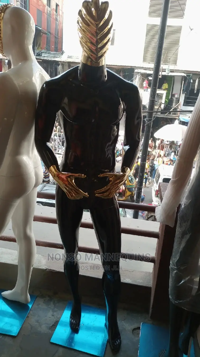Line Face Gold Black Glossy Black Fibre Mannequin