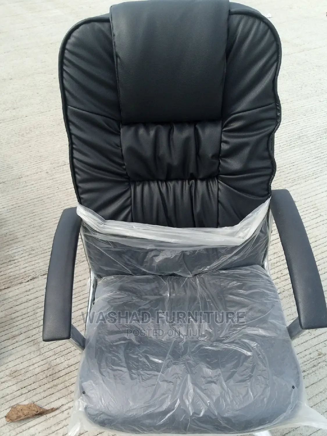 Executive Leather Swivel Office Chair.