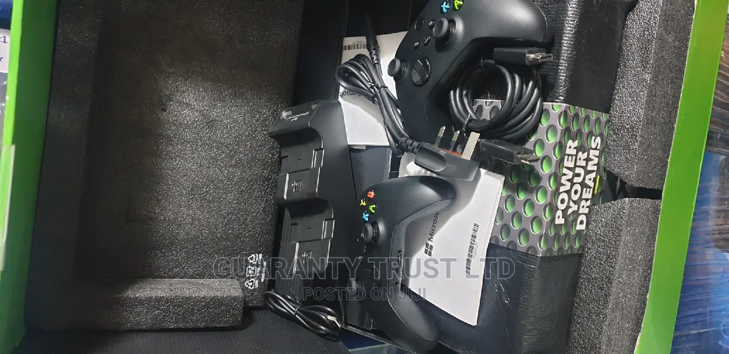 Xbox Series X 1tb Ssd + 2 Controllers + Charging Dock