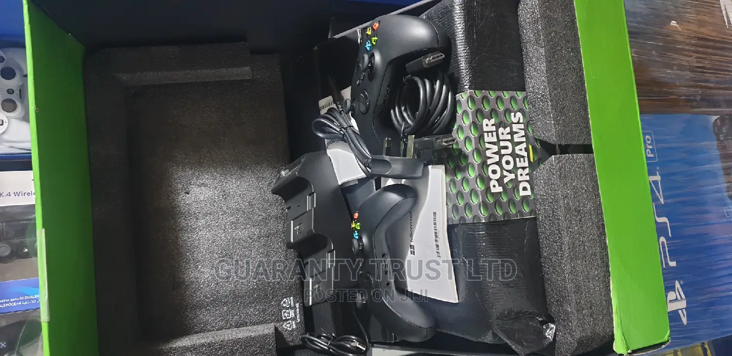 Xbox Series X 1tb Ssd + 2 Controllers + Charging Dock