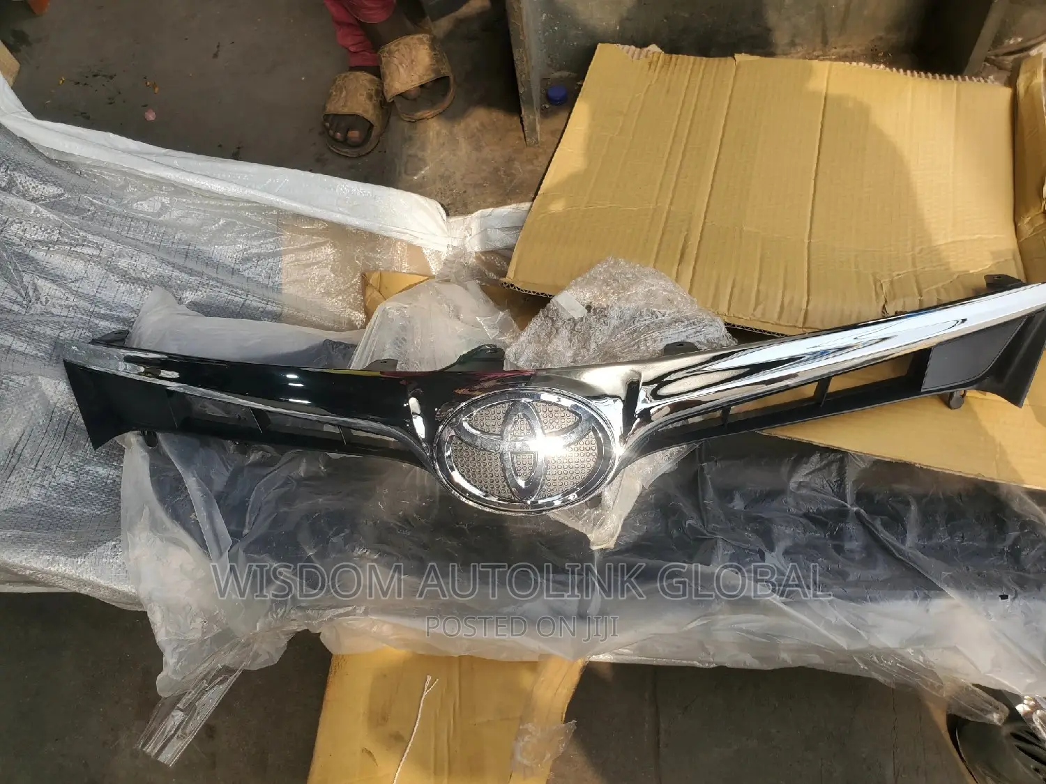 Front Grille With Logo For Toyota Avalon 2016/2017 Brand New