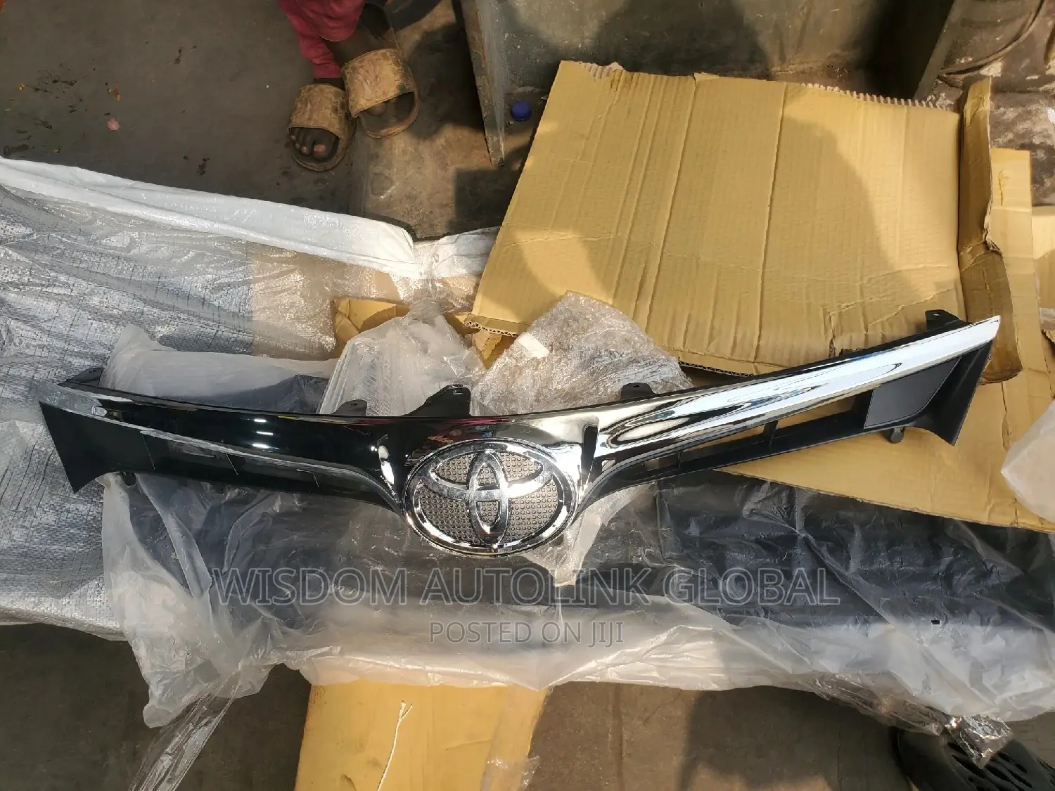 Front Grille With Logo For Toyota Avalon 2016/2017 Brand New