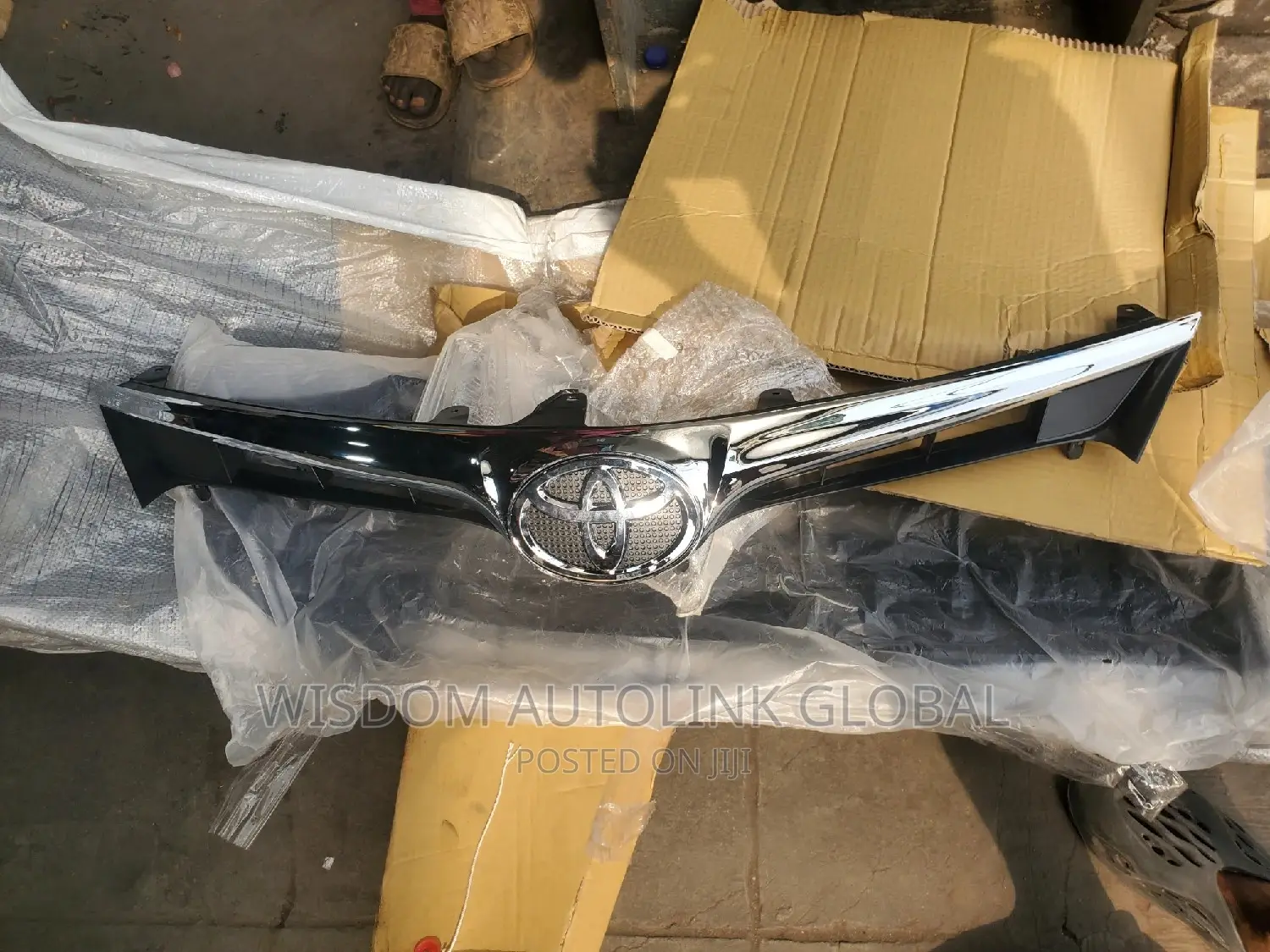 Front Grille With Logo For Toyota Avalon 2016/2017 Brand New