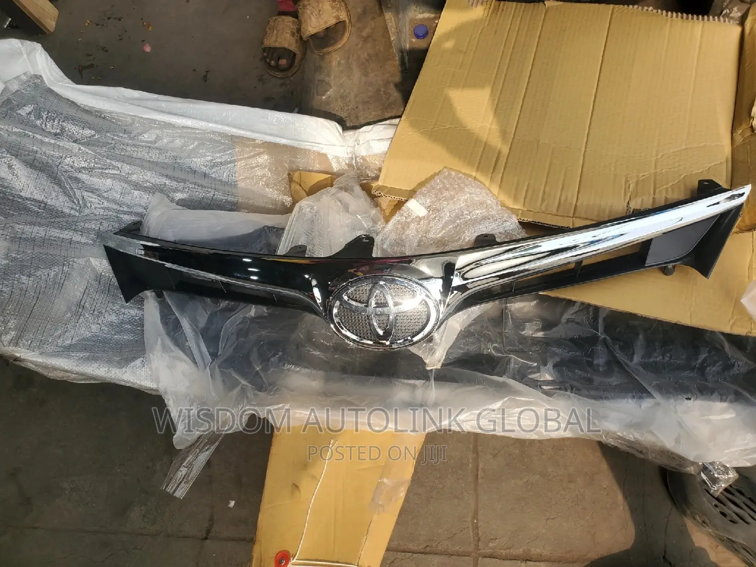 Front Grille With Logo For Toyota Avalon 2016/2017 Brand New