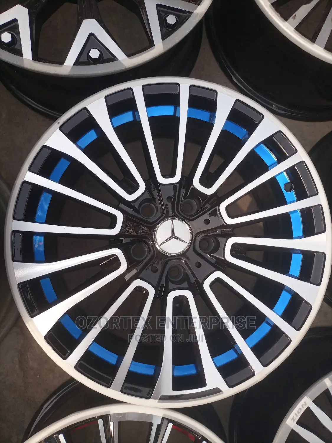 Quality 18 Rim for Lexus and Mercedes Benz.