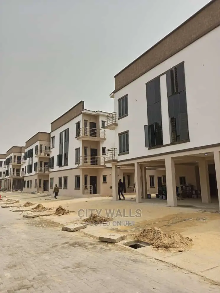 Mini Flat in Chevron for rent