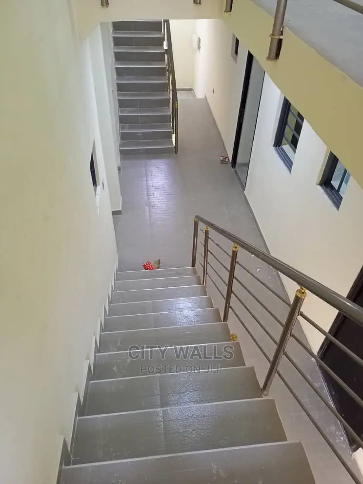 Mini Flat in Chevron for rent