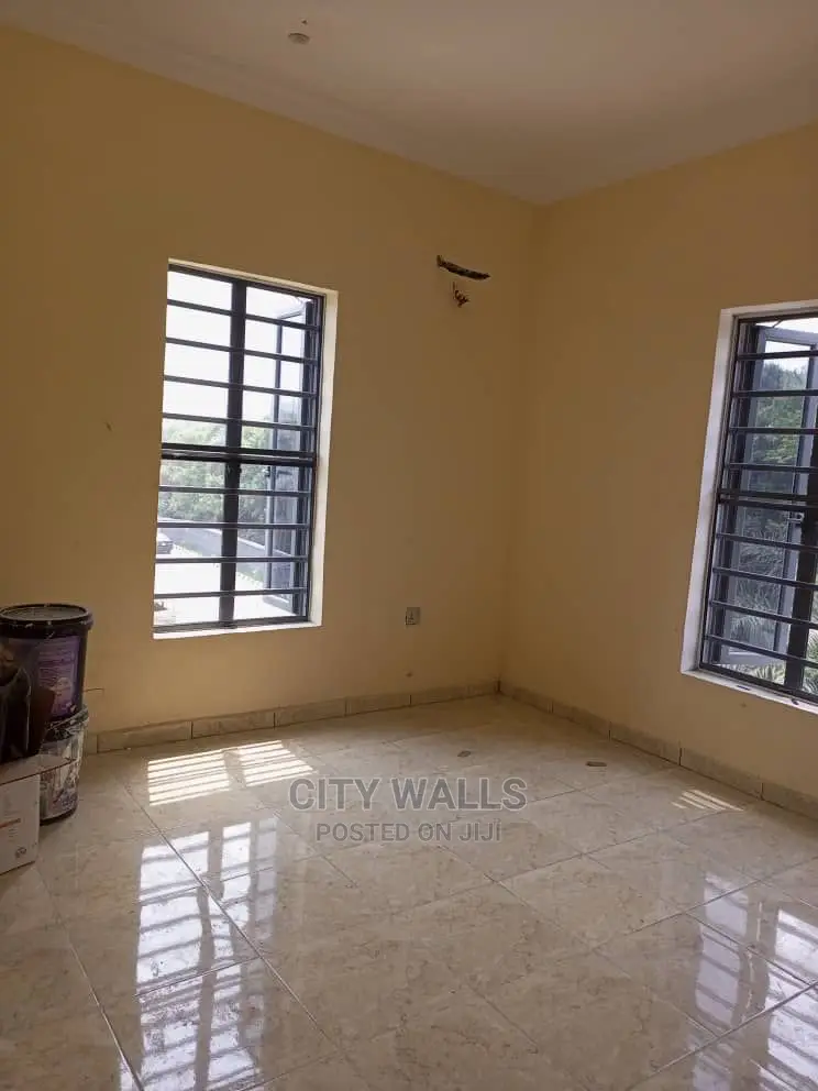 Mini Flat in Chevron for rent