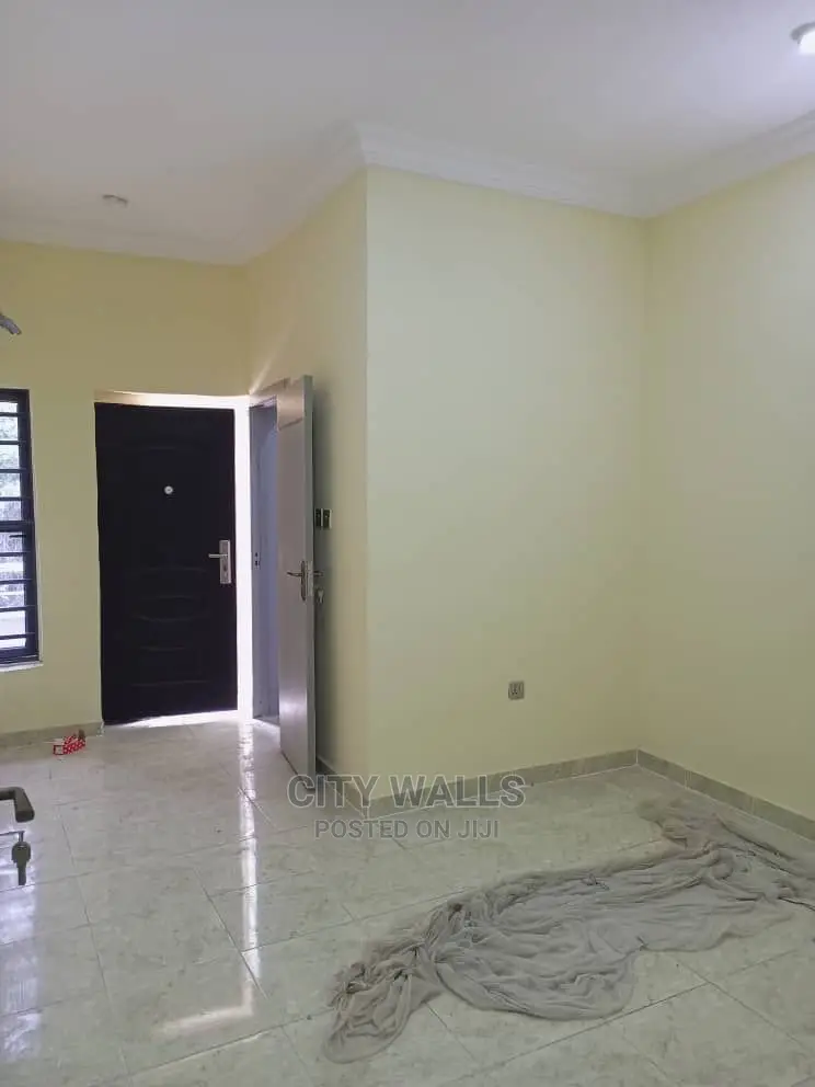 Mini Flat in Chevron for rent