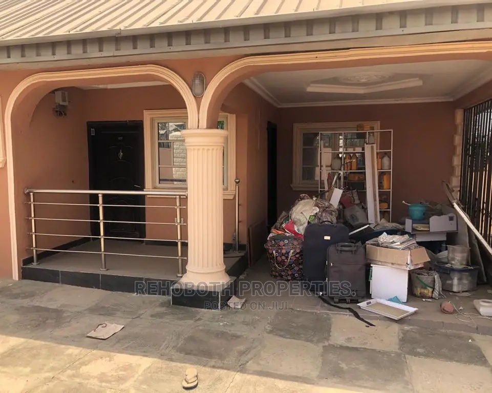 4bdrm Bungalow in Obisan Close, Ibadan for Sale