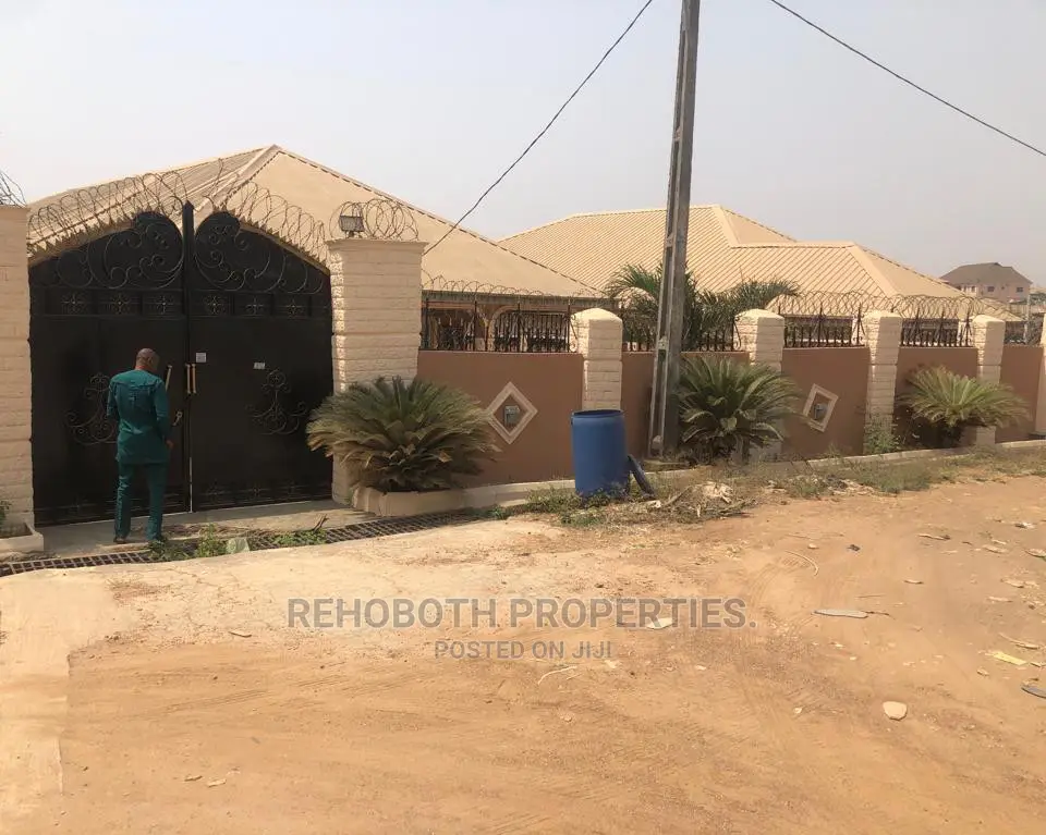 4bdrm Bungalow in Obisan Close, Ibadan for Sale