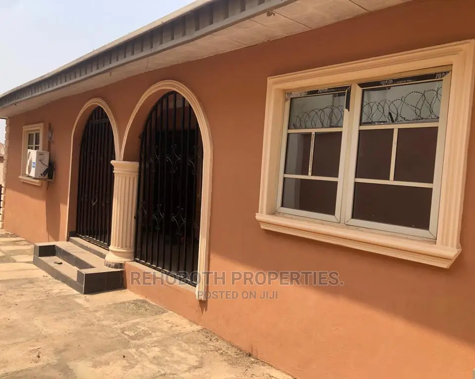 4bdrm Bungalow in Obisan Close, Ibadan for Sale