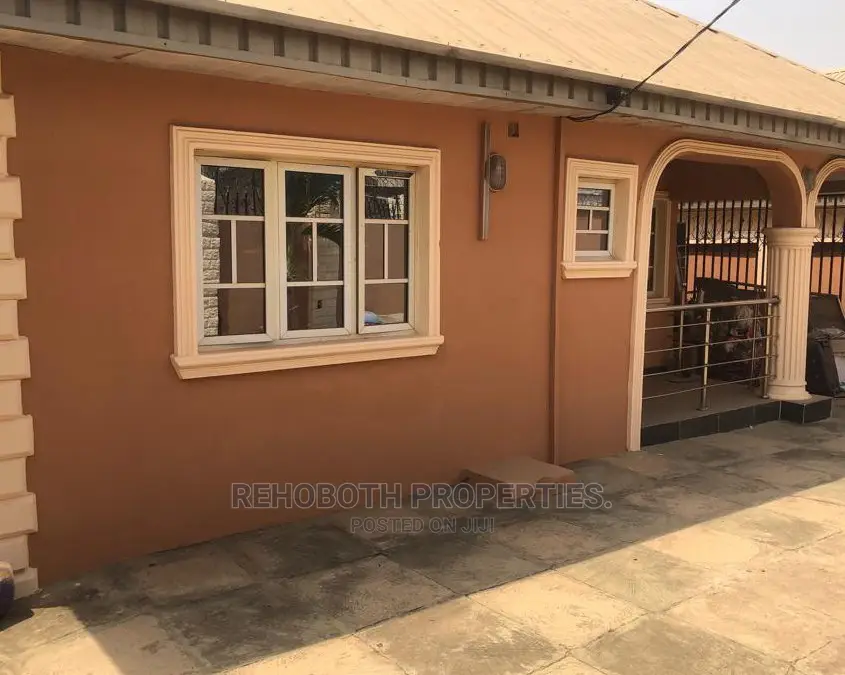 4bdrm Bungalow in Obisan Close, Ibadan for Sale