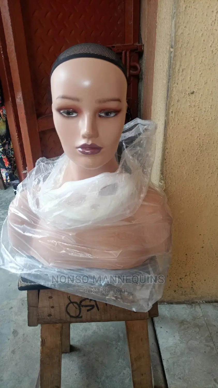 Mannequin Head With Shoulder for Displaying Wigs/Hats
