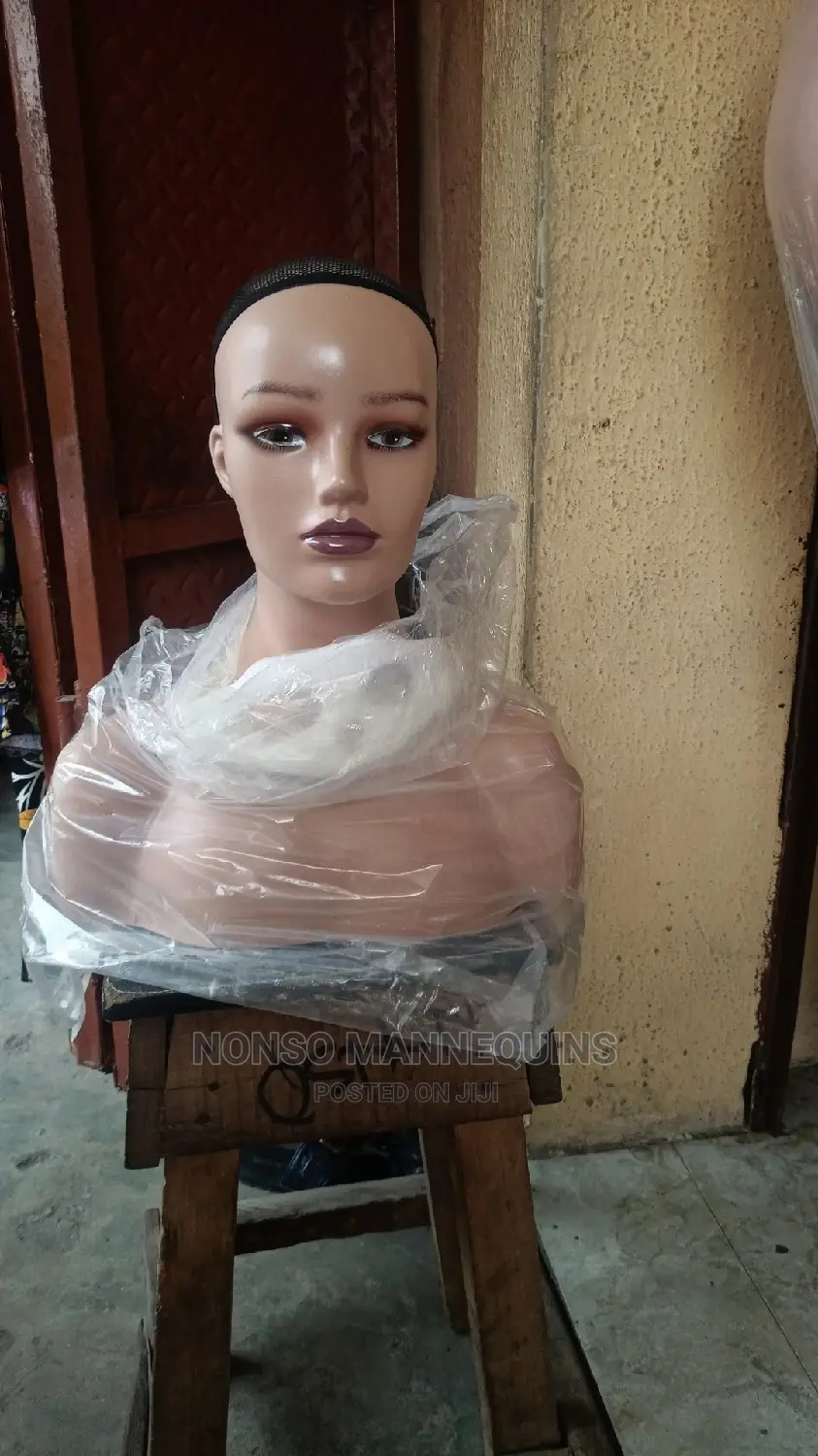 Mannequin Head With Shoulder for Displaying Wigs/Hats